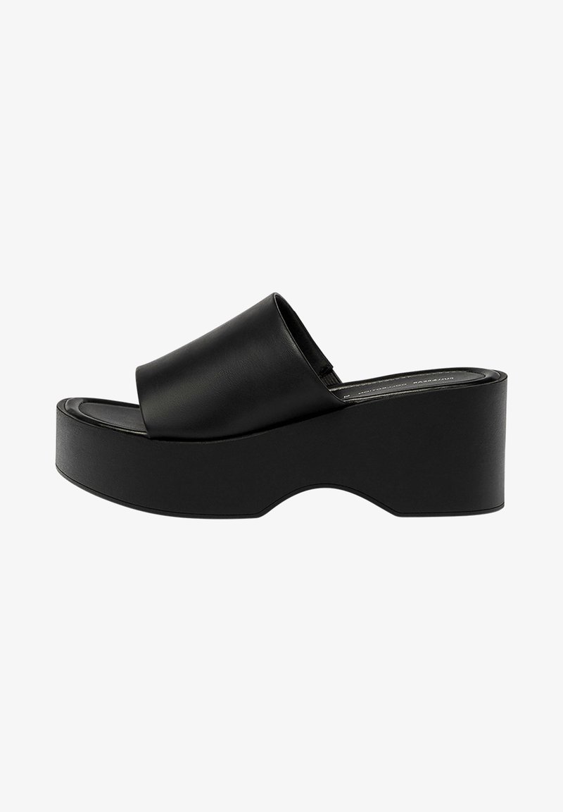Sandale à plateforme noire avec une large bride lisse, un bout arrondi et une semelle chunky et courbée. Fabriquée en matériau synthétique, avec une finition mate.