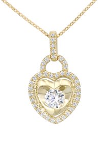 Colgante en forma de corazón de oro con un diamante redondo central, rodeado de diamantes más pequeños. Unido a una fina cadena de oro.