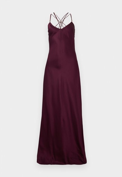 Vestido maxi de cetim bordeaux com alças finas e design em cruz nas costas. Textura suave e silhueta ajustada. Sem padrões visíveis ou acessórios.