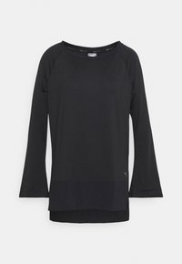 Czarna bluzka z długim rękawem i okrągłym dekoltem, z kontrastowym wykończeniem, gładką fakturą i subtelnym umiejscowieniem logo na przodzie.
