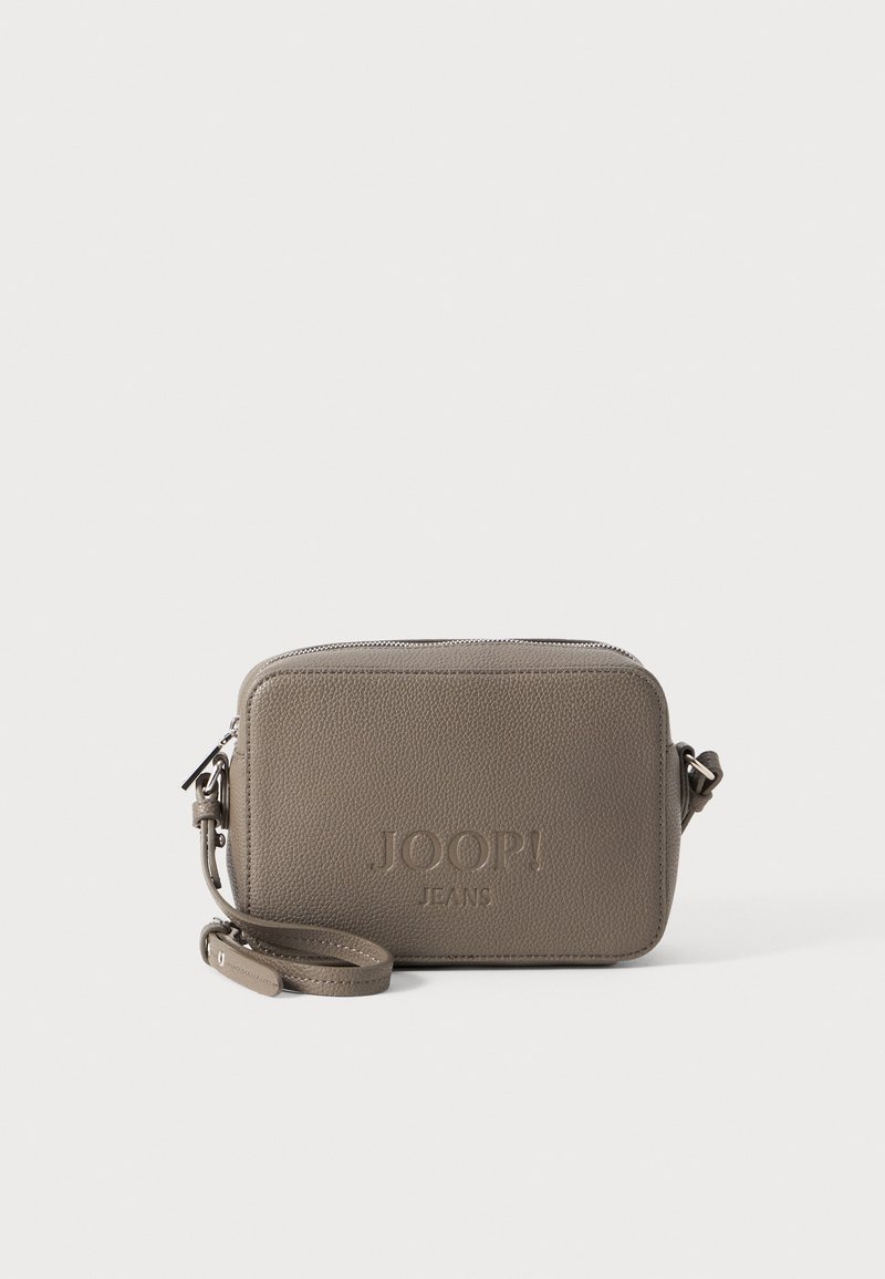 Bolsa crossbody em couro castanho com acabamento texturizado, fecho com zip, alça ajustável e logótipo "JOOP! JEANS" em relevo na parte da frente.