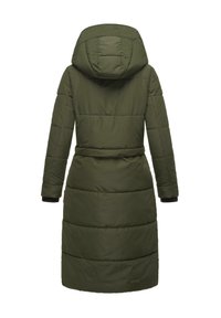 Groene gewatteerde jas met een capuchon, een ceintuur op de taille en ribgebreide manchetten. Kenmerkt zich door een gewatteerde textuur en een middellange snit.