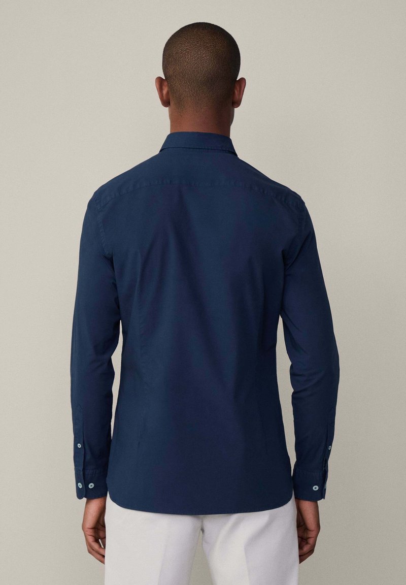 Navyblaue Langarmshirt aus glattem Stoff, mit Button-Down-Kragen, Knöpfen an den Manschetten und einem schlanken Schnitt.