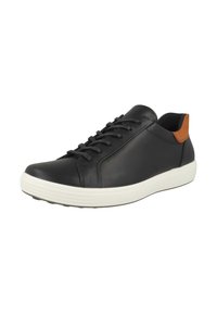 Sneaker in pelle nera con finitura liscia, suola in gomma bianca, design con lacci e un accento marrone sul tallone.