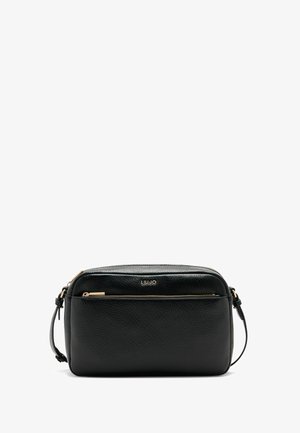 Sac en cuir noir avec finition texturée, doté d'une fermeture éclair dorée et d'un logo de marque embossé à l'avant. Forme compacte et rectangulaire.