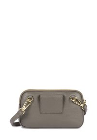 Borsa a tracolla in pelle grigia con zip dorata, tracolla regolabile e tasca frontale a scomparsa. Finitura testurizzata e dettagli hardware funzionali.