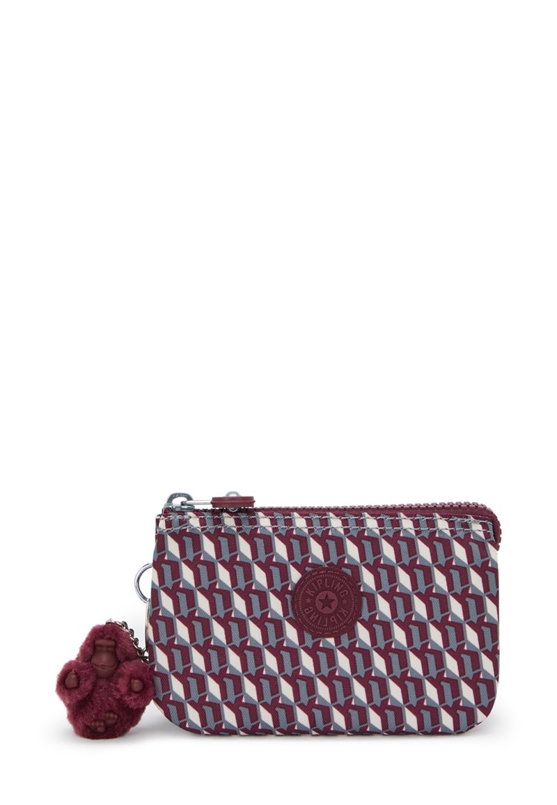 Mała zamykana saszetka w maroonowym, szarym i białym wzorze geometrycznym, okrągłe logo Kipling oraz przywieszka w postaci futrzastego małpki w kolorze maroon.