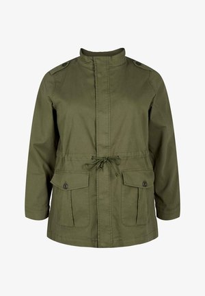 Khaki zelená bunda vyrobená z bavlny, s predným zipsom, stojacím golierom, pásom so sťahovaním a dvoma prednými vreckami so zacvakávacími uzávermi.