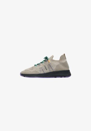 Beige gestrickter Sneaker mit türkisfarbenen Schnürsenkeln, schwarzer Sohle und violetten Akzenten, mit sockenähnlichem Knöchelkragen und atmungsaktivem Mesh-Material.
