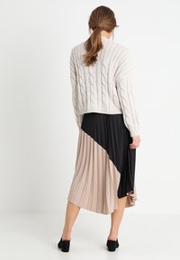 KIOMI Pullover - sand