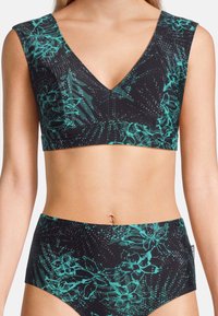 Ensemble de maillot de bain deux pièces avec une base noire ornée de motifs floraux et abstraits verts. Le haut a un décolleté en V et des manches courtes.