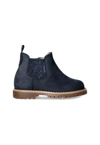 Stivaletto in camoscio blu navy con pannello in tessuto testurizzato, linguetta, suola in gomma marrone e design a punta arrotondata.
