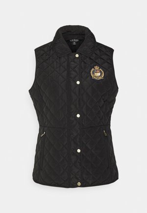 Sort quiltet ærmeløs vest med trykknapper foran, lynlåslommer og broderet våbenskjold på venstre bryst.