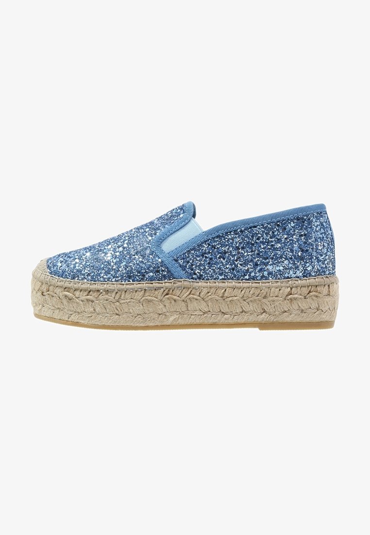 Chaussure slip-on bleue pailletée avec semelle plateforme épaisse en jute et bout arrondi, conçue pour un usage décontracté.