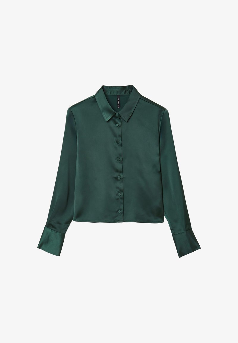 Blusa in satin verde scuro con colletto, bottoni frontali, maniche lunghe e taglio corto. Tessuto liscio e vestibilità sartoriale.