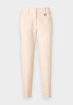 Pantalon slim couleur crème avec passants de ceinture, fermeture avant par bouton et fermeture éclair, présenté sur un fond gris clair.