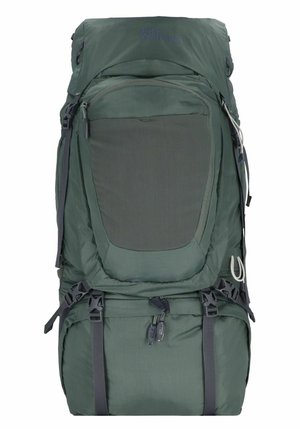 Sac à dos de randonnée vert en tissu texturé, avec des bretelles ajustables, plusieurs compartiments et un rabat supérieur. Affiche un logo à l'avant.