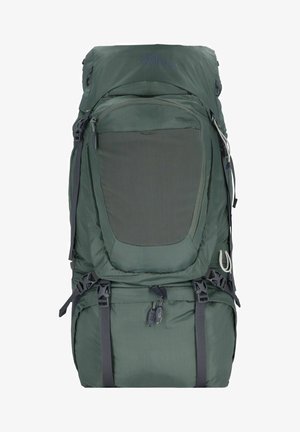 Mochila de senderismo verde con tejido texturizado, correas ajustables, múltiples compartimentos y una solapa superior. Presenta un logotipo en la parte frontal.