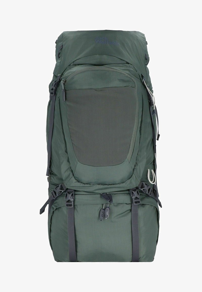 Grüner Wander-Rucksack aus strukturiertem Stoff, mit verstellbaren Trägern, mehreren Fächern und einem oberen Deckel. Auf der Vorderseite befindet sich ein Logo.