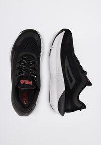 Scarpe sportive nere con tomaia in mesh, chiusura con lacci, collo imbottito, suola intermedia bianca e dettagli rossi sul linguetto e sul lato.
