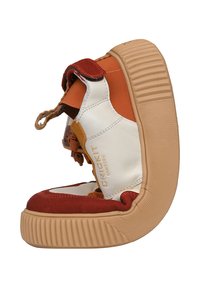 Wysokie sneakersy z czerwonego zamszu, z białymi skórzanymi akcentami, pomarańczowymi detalami oraz teksturowaną gumową podeszwą o wyraźnym gripie.