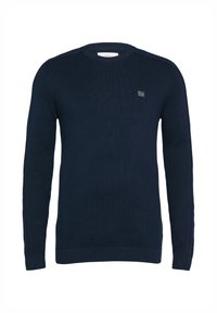 Marineblauwe pullovertrui in een geribbelde breipatroon, met een ronde halslijn en een klein logo op de borst. Lange mouwen met geribbelde manchet.