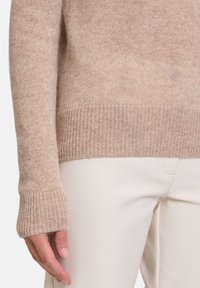 Betty Barclay MIT RUNDHALSAUSSCHNITT - Strickpullover - funghi melange
