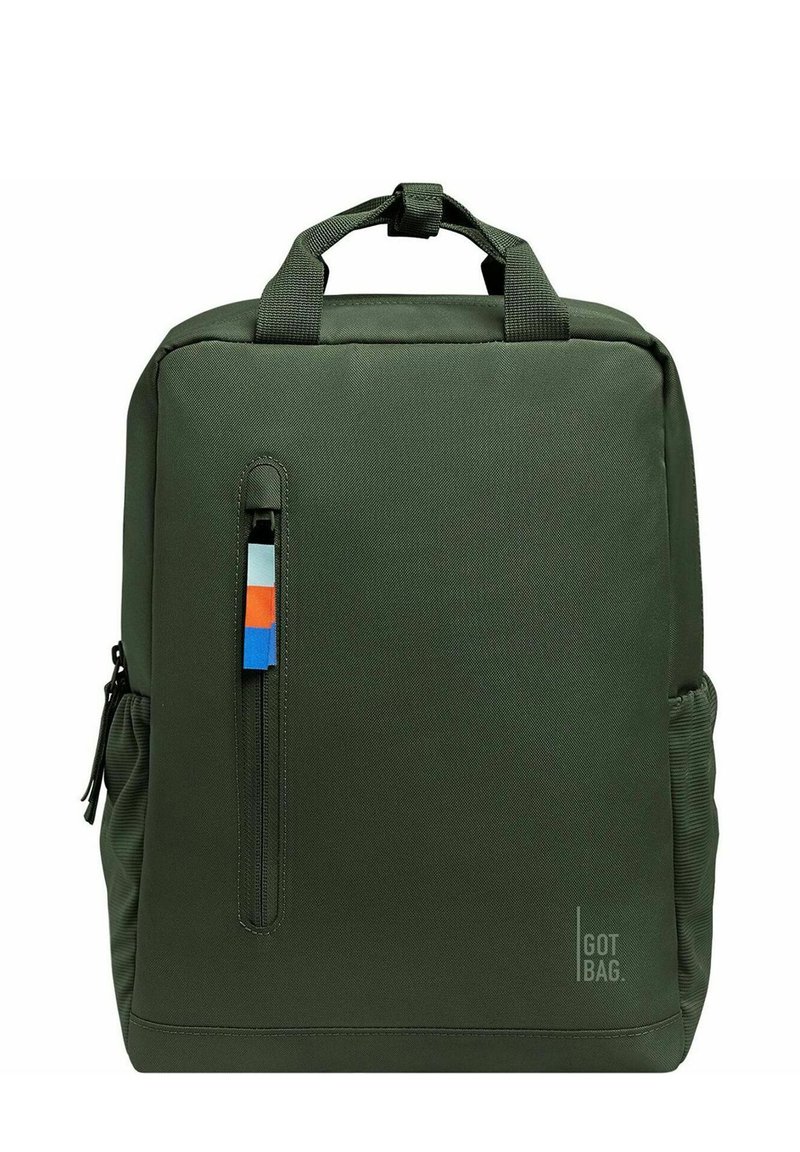 Zaino in tessuto verde dalla forma rettangolare, con una tasca frontale con zip e una tasca laterale in rete. Include materiali testurizzati e dettagli con logo.