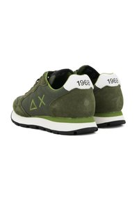 Sneaker verde oliva in suede e tessuto, con tallone bianco, dettagli verdi, logo geometrico e "1968" stampato sul retro.