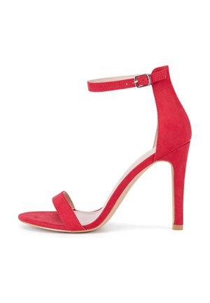 Sandalia de tacón alto de ante rojo con tiraje al tobillo, punta abierta y un esbelto tacón de aguja. Forro interior suave con una suela natural.