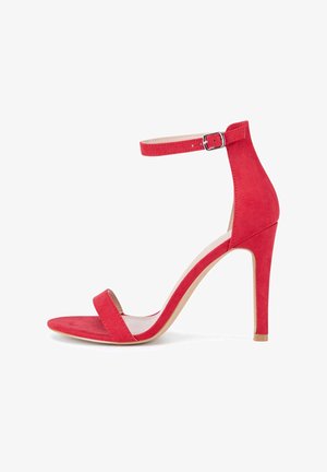 Czerwone zamszowe sandały na wysokim obcasie z paskiem na kostkę, odkrytym palcem i smukłym szpilką. Gładkie wewnętrzne wykończenie z naturalną podeszwą.