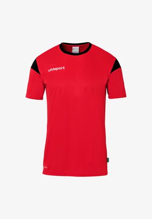 Rød sportsbluse med sorte detaljer på skuldrene, lavet af letvægtsstof, med rund hals og logo på forsiden.