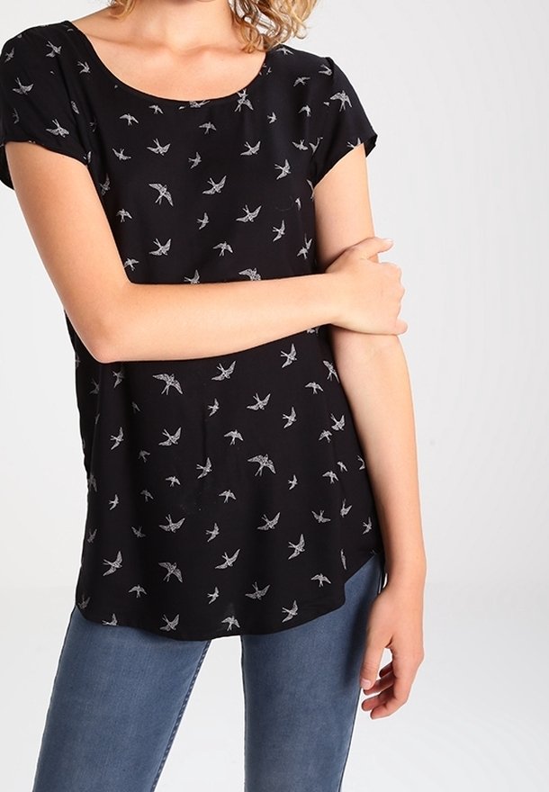 Sort kortærmet top med rund udskæring, prydet med et sølvfuglemønster. Stoffet ser blødt ud med en glat tekstur.