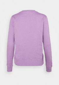 Liliowy sweter wykonany z miękkiego materiału, z okrągłym dekoltem, długimi rękawami, ściągaczami na mankietach i dole oraz gładką, jednolitą fakturą.