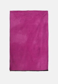 Écharpe magenta en tissu doux, présentant une texture lisse et des bords frangés. Forme rectangulaire avec une couleur unie sur toute la surface.