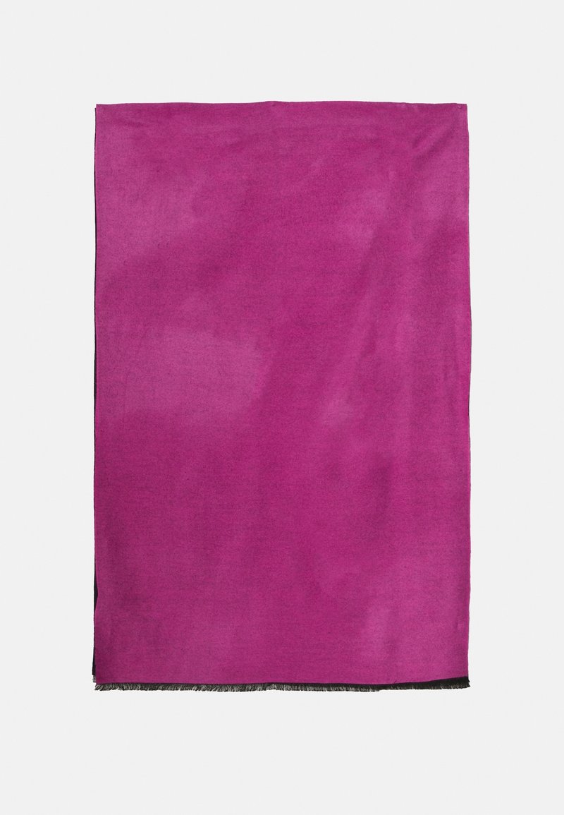 Écharpe magenta en tissu doux, présentant une texture lisse et des bords frangés. Forme rectangulaire avec une couleur unie sur toute la surface.