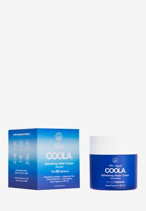 Krem przeciwsłoneczny COOLA Refreshing Water Cream z filtrem SPF 50, w niebieskim opakowaniu obok niebieskiego pudełka z gradientem przedstawiającego korzyści produktu i składniki.