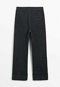 Pantalon en denim bleu foncé avec une coupe droite, doté d'un ourlet replié et d'une poche arrière unique. Texture lisse, style classique.