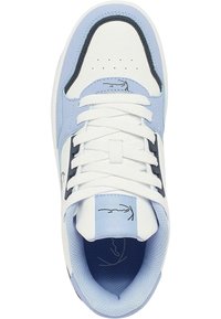 Fehér és világoskék sneaker sima bőrből készült felsőrésszel, fekete részletekkel, perforált orral és lapos fehér fűzőkkel. Logó a nyelvén.