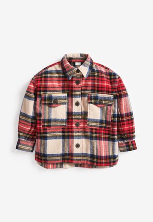 Chemise en flanelle écossaise rouge, bleue et beige avec des manches longues, deux poches poitrine et des boutons marron. Texture douce, design avec col.