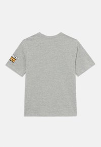 Grå t-skjorte med korte ermer og rund hals, med en fargerik "Rubble Boys" logo på høyre erm, vist fra baksiden.