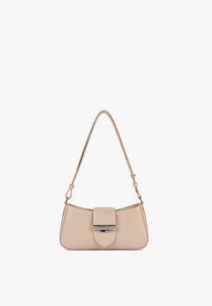 Sac d'épaule en cuir beige avec un rabat incurvé et une fermeture rectangulaire argentée, doté d'une bandoulière ajustable.