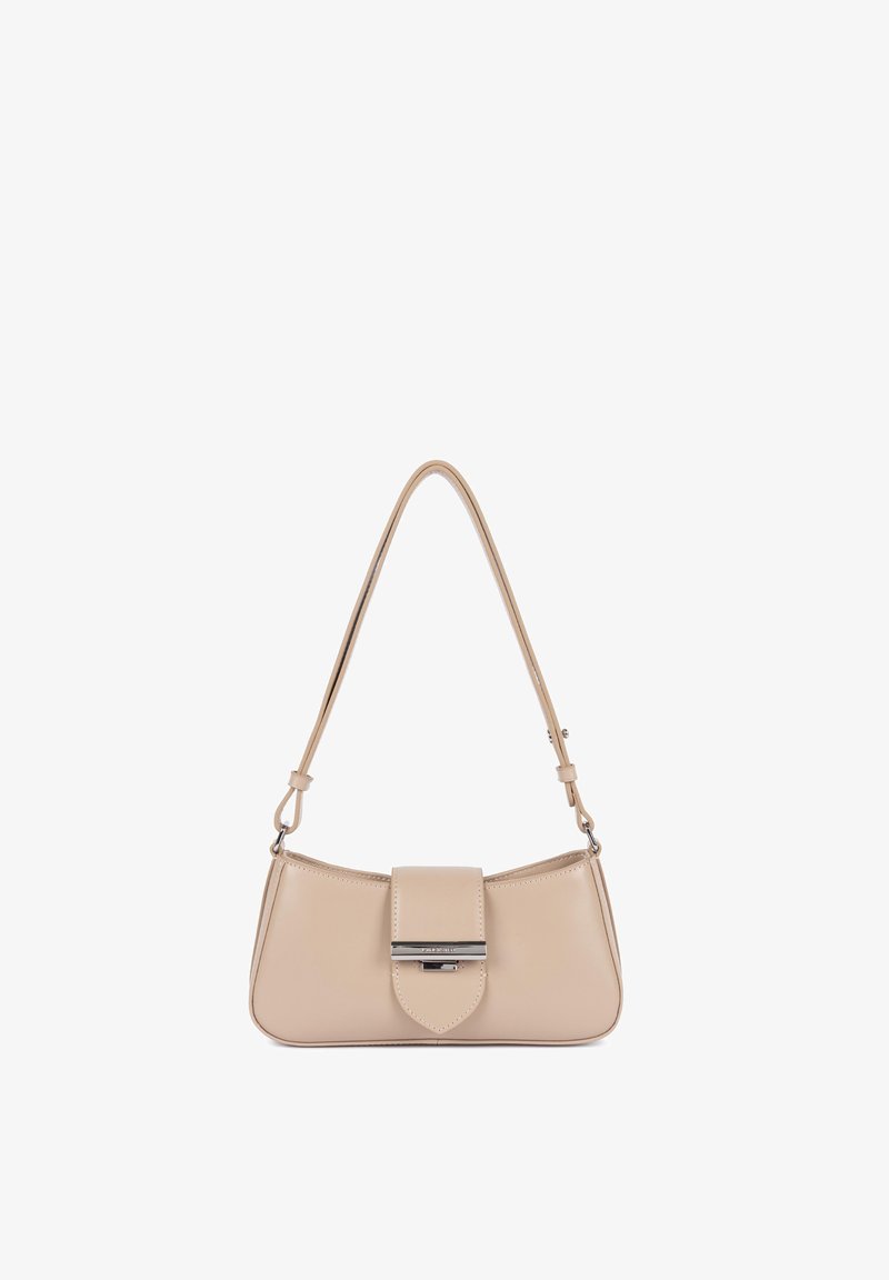 Sac d'épaule en cuir beige avec un rabat incurvé et une fermeture rectangulaire argentée, doté d'une bandoulière ajustable.