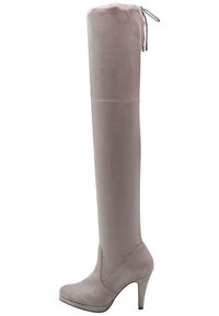 Wysoki, jasnoszary zamszowy botek damski na wysokim obcasie z troczkami na górze, pokazany z boku.