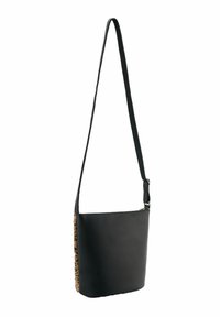 Sac à bandoulière en cuir noir avec une texture lisse, orné d'un accent en imprimé animal contrastant sur un côté et d'une bandoulière réglable.