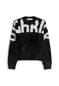 Czarny, puszysty sweter z dużymi białymi literami na przodzie, okrągłym dekoltem i długimi rękawami zakończonymi ściągaczami.
