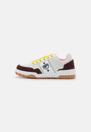 Trainers - white/brown