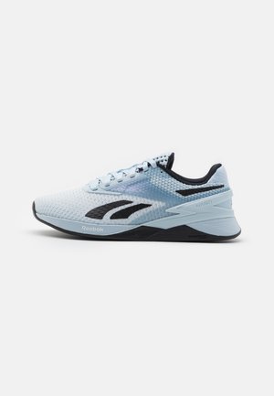 Scarpa sportiva Reebok azzurro chiaro con logo nero, suola nera e azzurro chiaro, tomaia in mesh e chiusura con lacci, vista di profilo laterale.