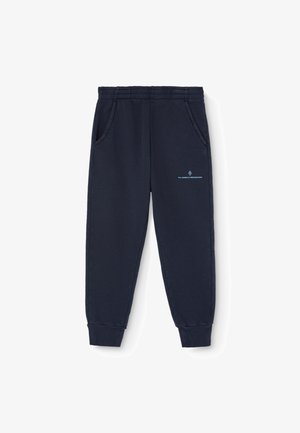 Navyblaues Sweatpants aus weichem Material, mit einem elastischen Bund, zwei Seitentaschen und einem kleinen gedruckten Logo in der Nähe der Hüfte.