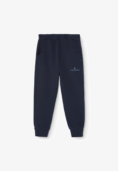 Navyblauwe sweatpants van zachte stof, met een elastische tailleband, twee zijzakken en een klein gedrukt logo nabij de heup.